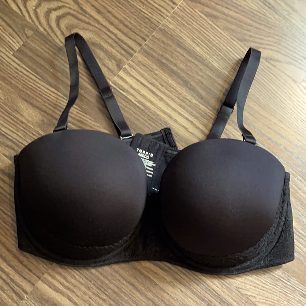 Torrid 42DDD Black bra with lace detail!